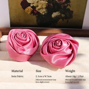 Orecchini a perno con rose di raso rosa 5x5cm fatti a mano su vassoio in velluto