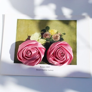 Orecchini a perno a rosa in raso rosa fatti a mano con petali 3D su carta vintage