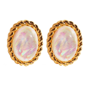 Boucles d'oreilles ovales rétro avec opale irisée et bordure dorée torsadée chic