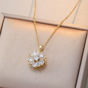 Collier élégant en titane doré avec pendentif fleur de soleil en zircon sur boîte à bijoux