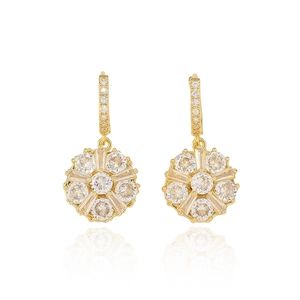 Détail des boucles d'oreilles fleur solaire dorées avec zircons et effet miroir