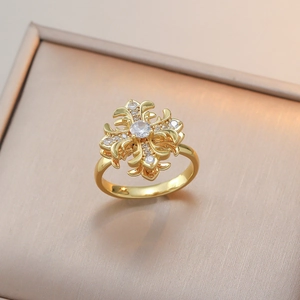 Vintage-Ring aus Gold mit Lilien-Design und funkelndem Zirkon auf metallischem Grund