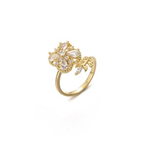 Vue détaillée d'une bague florale dorée ornée de zircons brillants en forme de goutte
