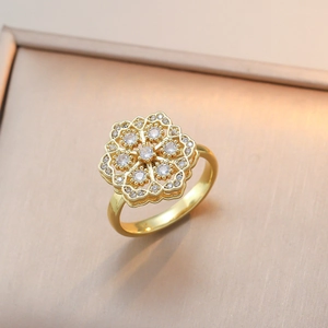 Bague fleur dorée rotative sertie de zircons brillants dans un élégant coffret