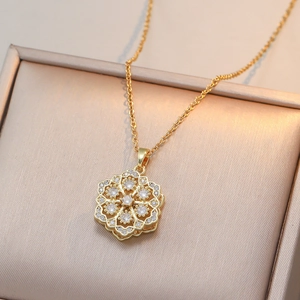 Collier doré avec pendentif fleur serti de zircons présenté sur un écrin à bijoux haut de gamme