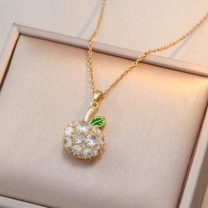 Collier avec pendentif pomme scintillante et zircons clairs dans une boîte à bijoux
