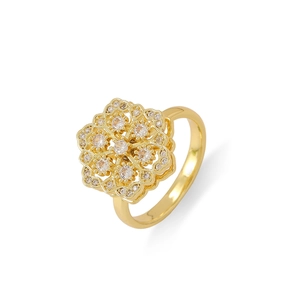 Détail d'une bague fleur évidée dorée avec des pétales sertis de zircons étincelants
