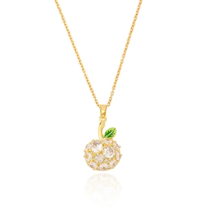 Détail d'un pendentif pomme doré avec zircons micro-pave et feuille en émail vert délicat