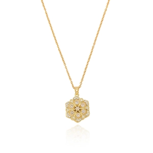 Détail macro du pendentif fleur hexagonale dorée serti de zircons avec chaîne dorée