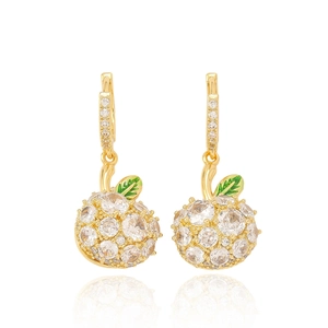 Détail de boucles d'oreilles pommes dorées avec zircons et feuilles en émail vert
