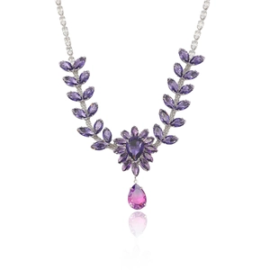 Élégant collier fleur en zircon violet avec un grand pendentif goutte d'eau sur fond blanc