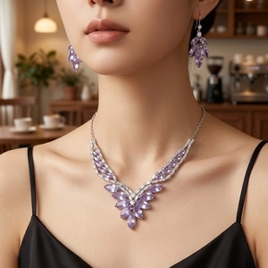 Parure collier et boucles d'oreilles en zircon violet et argent portée par un mannequin
