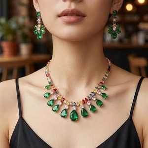 Elegantes Smaragd-Schmuckset mit Halskette und Ohrringen im Tropfenschliff auf einem Modell