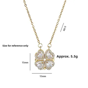 Détail du collier trèfle à cœurs dorés serti de diamants et pendentif magnétique