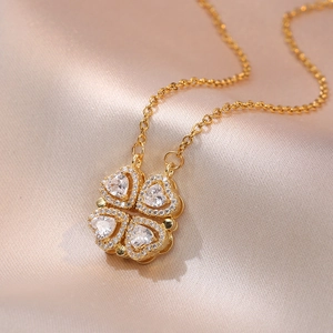 Détail macro du collier doré pliable avec pétales de trèfle en zircon étincelant