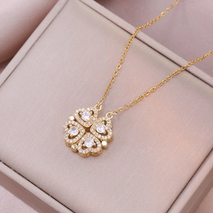 Collier trèfle cœur doré avec zircons étincelants dans son coffret cadeau de luxe