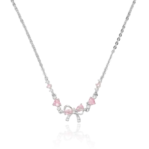 Détail du pendentif nœud avec cœurs roses et zircons sur la chaîne argentée