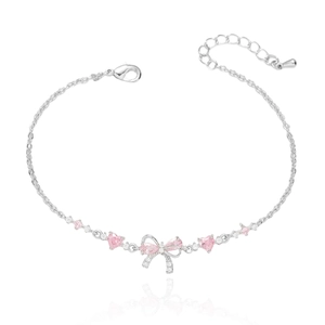 Détail du bracelet noeud en argent avec zircons coeurs roses et fermoir ajustable