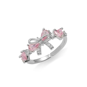 Détail d'une bague nœud argentée avec zircone rose et anneau ajustable ouvert