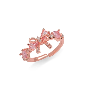 Gros plan sur la bague nœud en or rose avec cristaux roses et détails en zircone