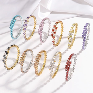 Détail de bagues multicouches en acier inoxydable avec cristaux de zircone colorés