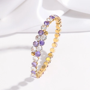 Détail d'un bracelet doré orné de zircons violets et transparents sur deux rangées