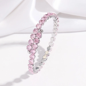 Détails de pierres de zircone rose étincelantes sur un jonc en acier inoxydable argenté