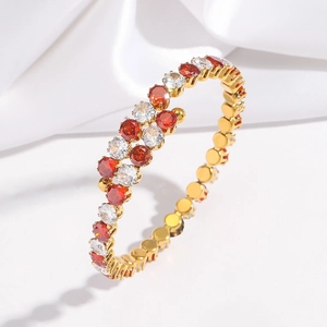 Bracelet en acier doré serti de zircons rouges et blancs avec monture en pavé