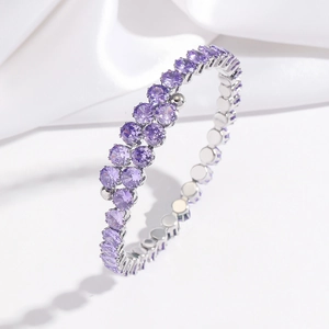 Bracelet manchette argenté avec double rangée de zircons violets sur fond de soie blanche