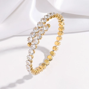 Détail du bracelet enveloppant doré avec pavage étincelant en zircons cubiques