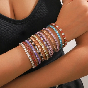 Ensemble de bracelets de tennis colorés en acier inoxydable avec zircons sur modèle