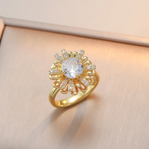 Anillo de girasol dorado elegante con circón central y pétalos con micro-pavimentado