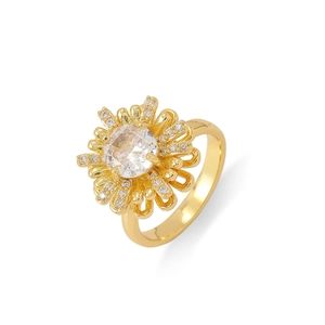 Elegante anillo de girasol dorado con circonitas brillantes sobre fondo blanco