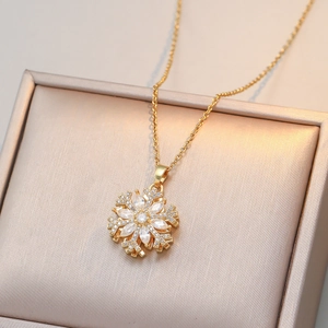 Collier élégant avec pendentif flocon de neige doré et pierres de zircon blanc