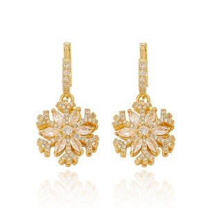 Détails des boucles d'oreilles flocon de neige plaquées or et cristaux de zircone
