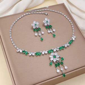 Elegante Blumen Halskette Und Ohrringe Smaragdgrüner Zirkon Titanstahl Wassertropfen Quaste Modischer Schmuck Für Damen