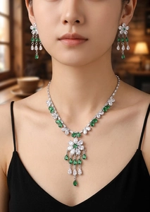 Detailansicht des smaragdgrünen und weißen Zirkonia-Schmucksets mit Halskette und Ohrringen