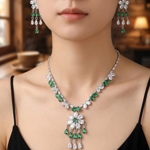 Elegantes Smaragd-Schmuckset mit floralem Zirkonia-Halsband und passenden langen Ohrringen