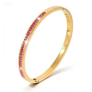 Bracelet en acier inoxydable doré avec zircons carrés roses au design minimaliste chic
