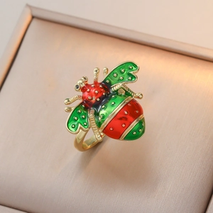 Bague insecte artistique en émail rouge et vert sur base dorée dans un écrin