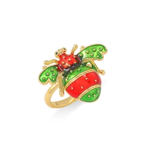 Vue macro d'une bague scarabée en émail rouge et vert avec des détails dorés