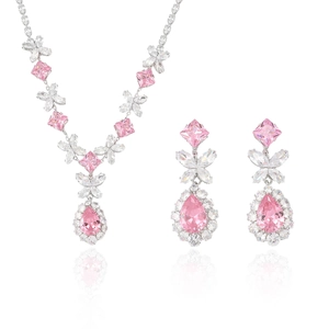 Parure de bijoux avec zircons roses en poire et nœuds papillon argentés élégants