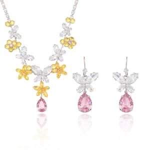 Parure collier et boucles d'oreilles papillon en zircon rose sur fond blanc pur