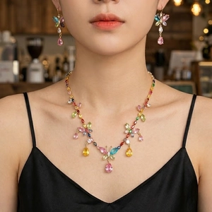 Set di gioielli con collana e orecchini a farfalla in zircone colorato indossato da modella
