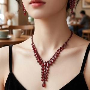 Parure de bijoux élégante en zircon rouge avec collier et boucles d'oreilles en plumes