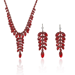 Parure de bijoux élégante avec collier et boucles d'oreilles en cristal rouge taillé