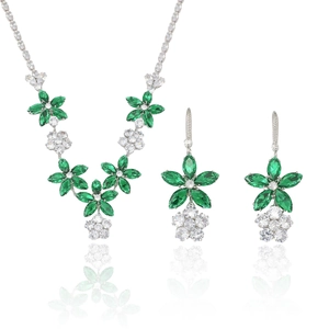 Conjunto de joyas florales verde esmeralda con collar y pendientes en plata