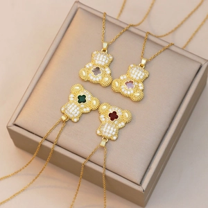 Colliers pendentifs ours dorés élégants avec zircon trèfle pour femmes chic et tendance