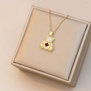 Détail du collier pendentif ours avec trèfle à quatre feuilles rouge et zircons