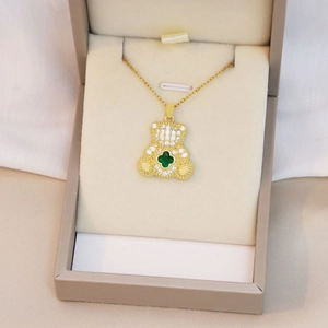 Détail du collier pendentif ours doré avec zircons blancs dans un coffret cadeau